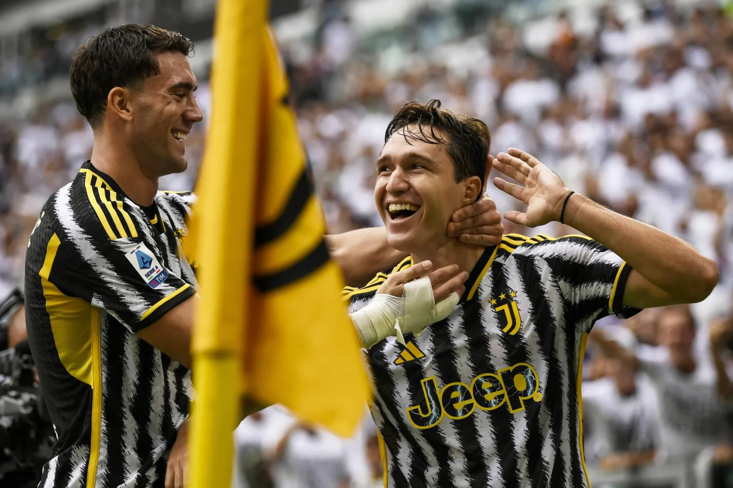 فيديريكو يحتفل مع فلاهوفيتش بتسجيله الهدف الثاني ليوفنتوس في شباك لاتسيو (أ.ب)