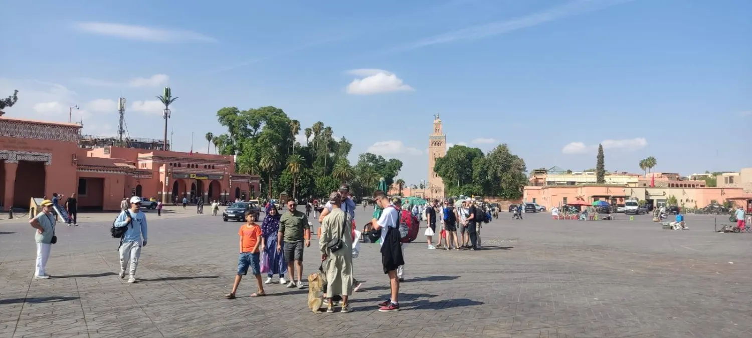سياح يتجولون في ساحة جامع الفنا بمراكش (الشرق الأوسط)