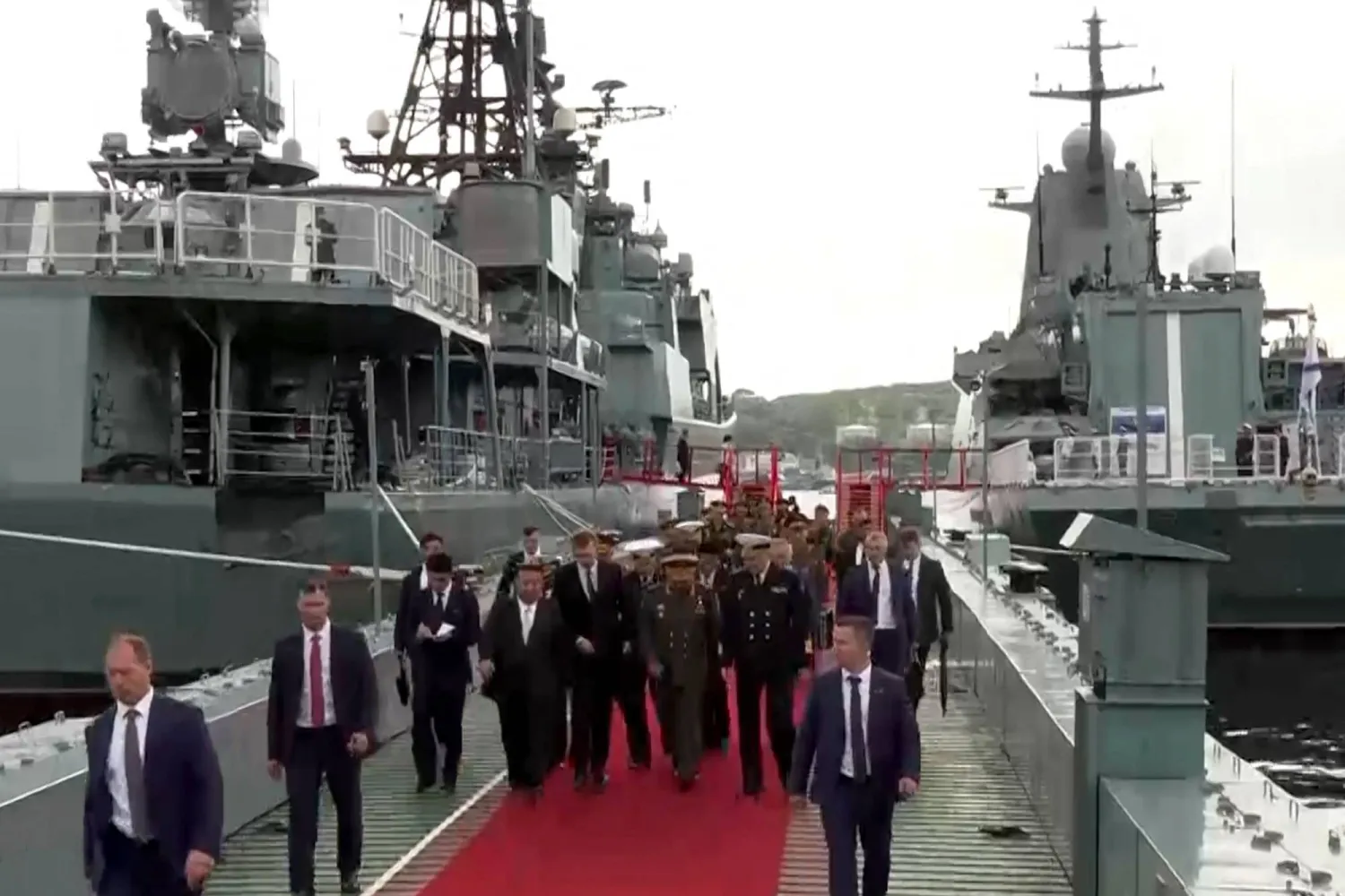 كيم يستعرض برفقة وزير الدفاع الروسي سيرغي شويغو سفناً حربية (أ.ف.ب)