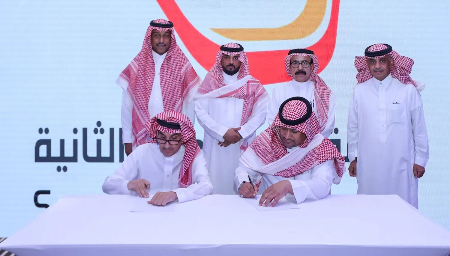 جانب من توقيع عقد الشراكة بين «هاتريك» ورابطة الدرجة الثانية (الشرق الأوسط)