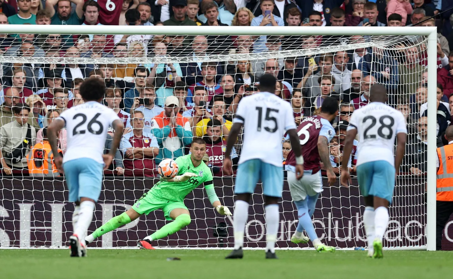 لويز يسجل الهدف الثاني في شباك كريستال بالاس من ركلة جزاء (رويترز)