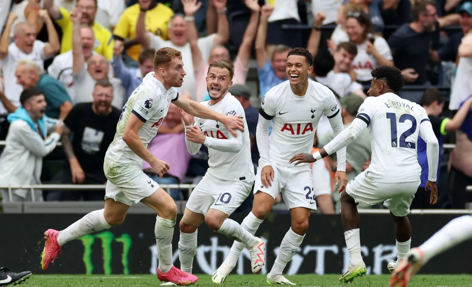 كولوسيفسكي يحتفل بتسجيل الهدف الثاني في شباك شيفيد (رويترز)