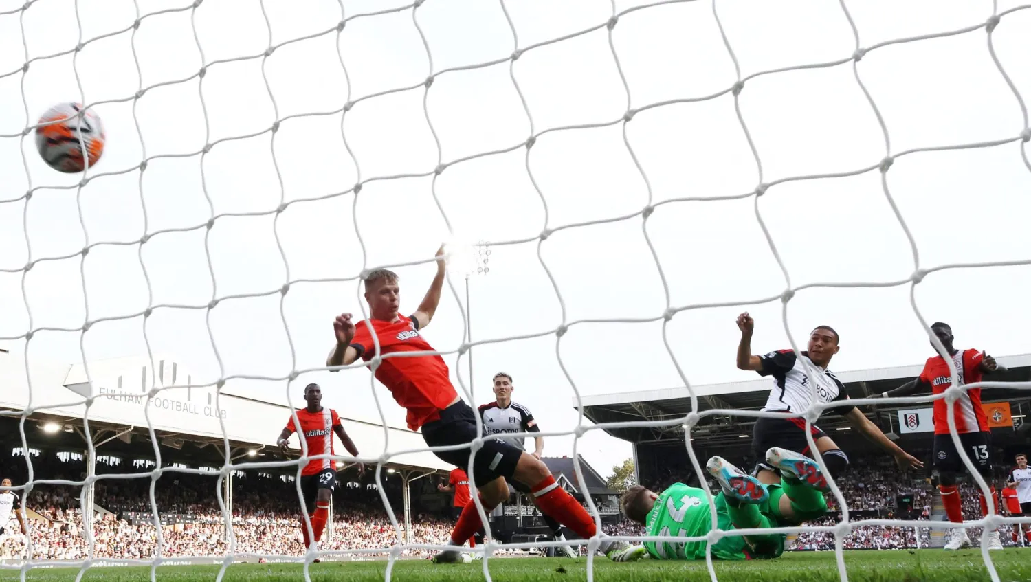 فينيسيوس خلال تسجيل هدف فولهام الاول في شباك لوتون تاون (رويترز)