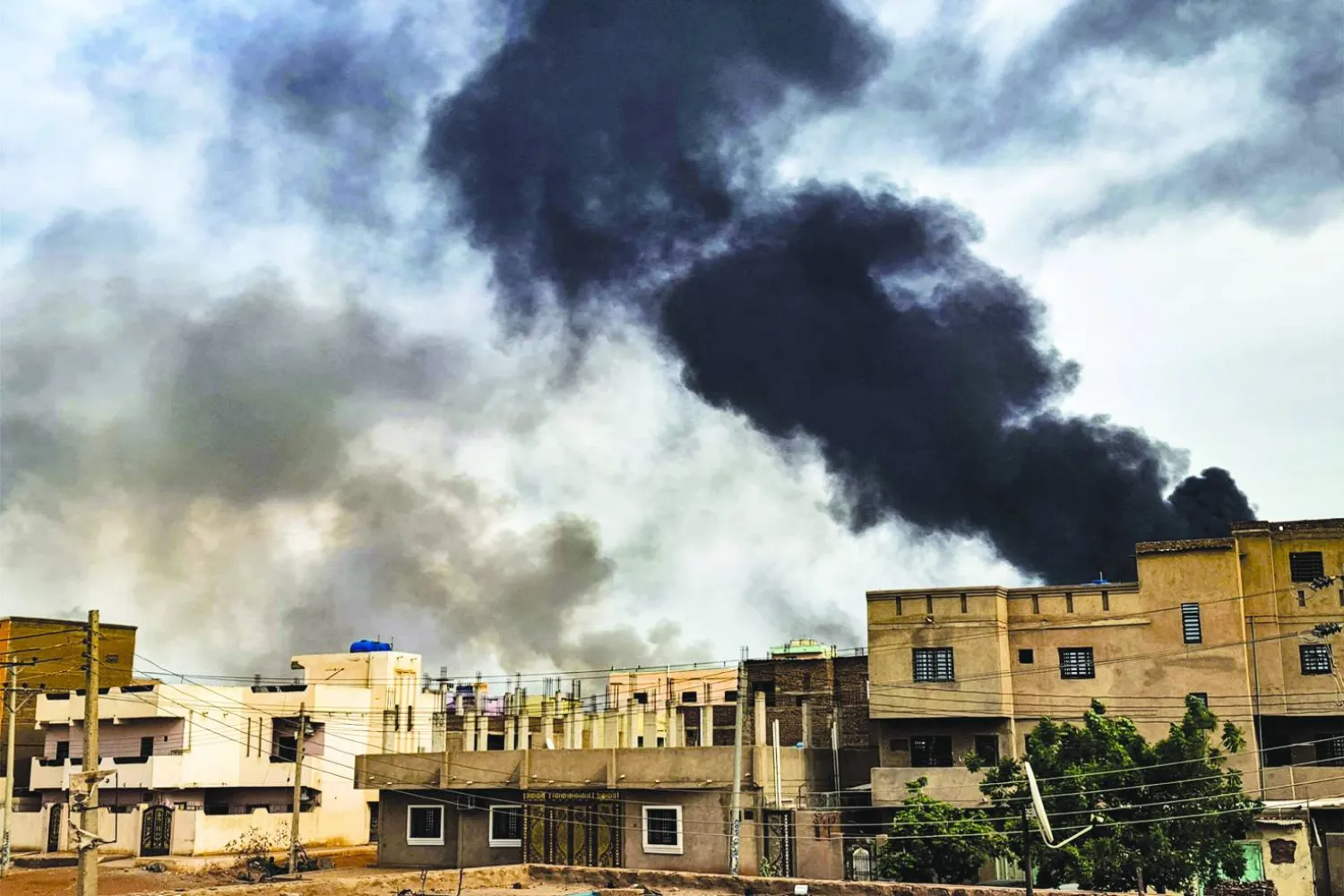دخان الحرب يغطي سماء الخرطوم في إحدى المعارك يونيو الماضي (أ.ف.ب)