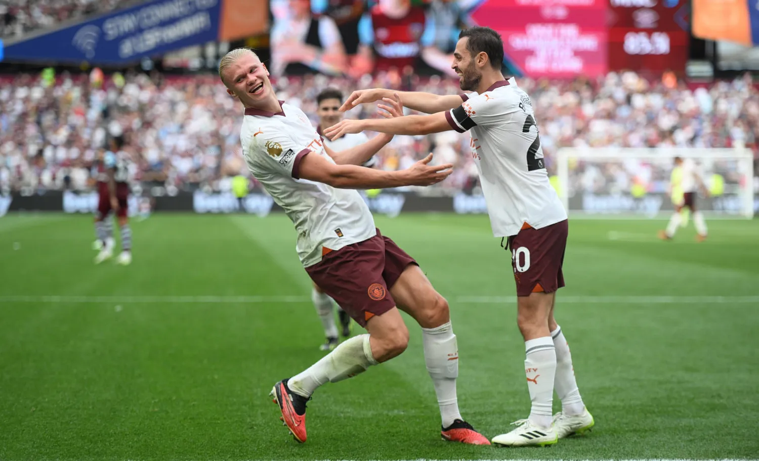 سيلفا يحتفل بهدف هالاند الثالث في شباك ويست هام (إ.ب.أ)