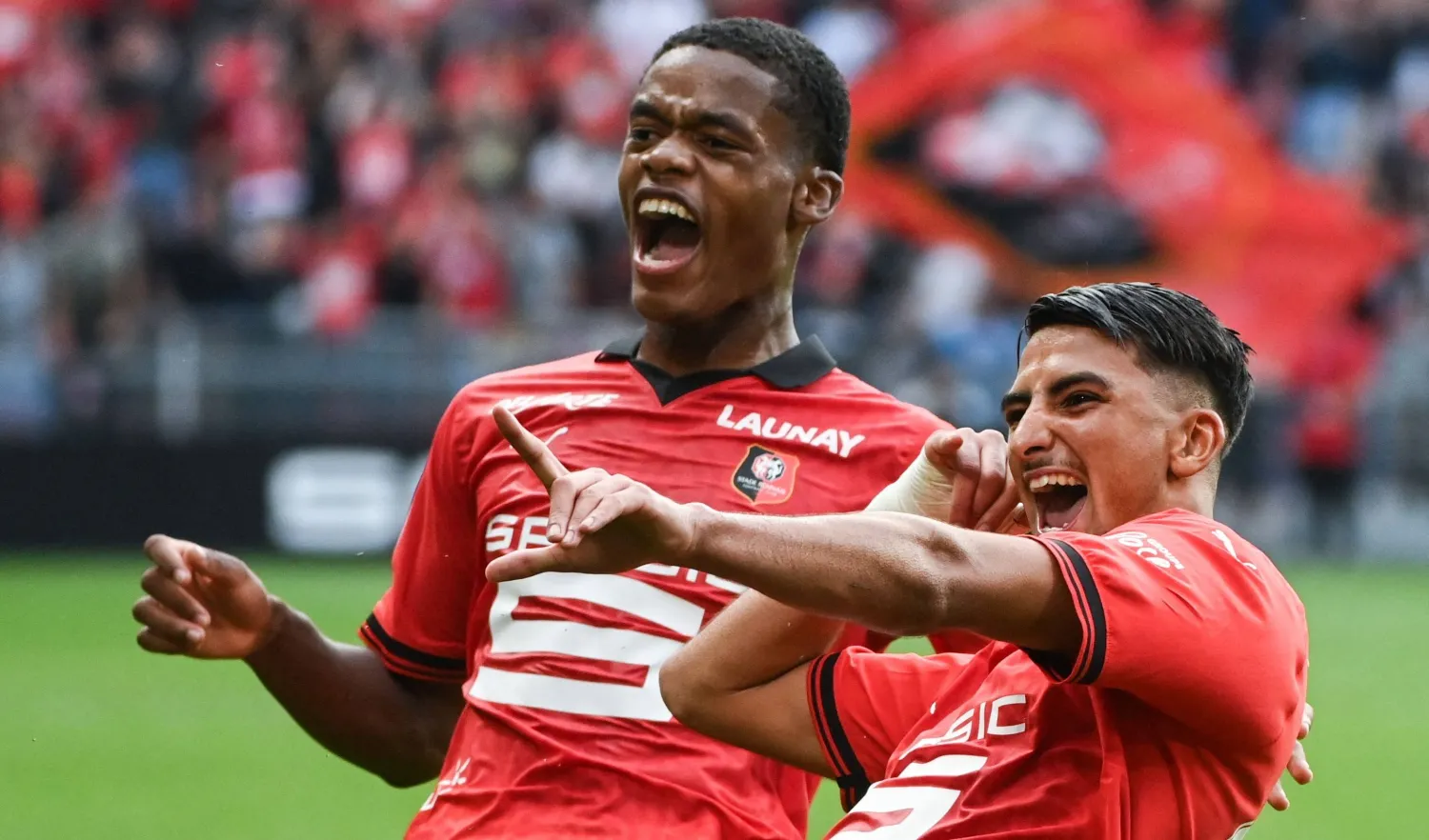 المهاجم صلاح يحتفل بهدفه في شباك ليل الفرنسي (أ. ف. ب)