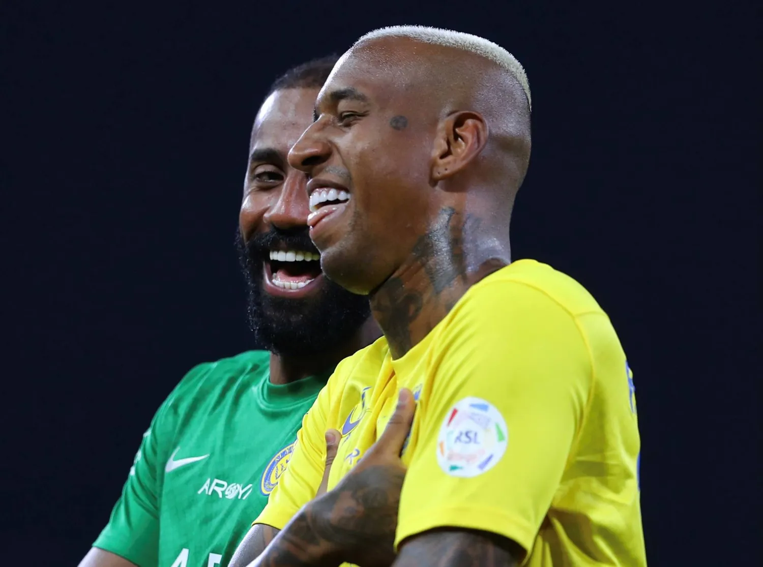 تاليسكا محتفلاً مع زميله الحارس وليد عبد الله بعد هدفه في شباك الرائد (تصوير: عبد العزيز النومان)