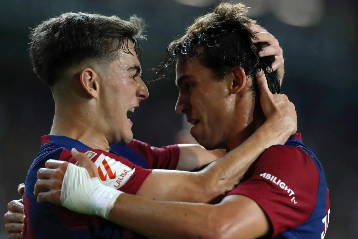 جواو فيليكس يحتفل مع غافي بهدفه في شباك ريال بيتيس (إ.ب.أ) 
