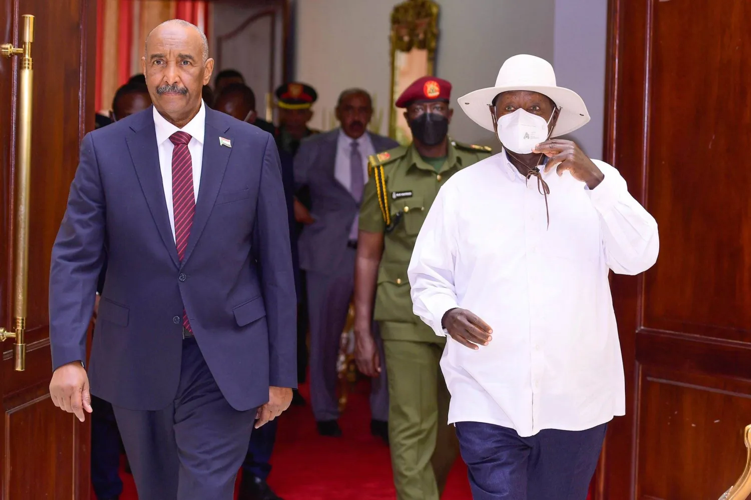 الرئيس موسيفيني لدى استقباله قائد الجيش السوداني في عنتيبي السبت (موقع الرئيس الأوغندي على «إكس»)