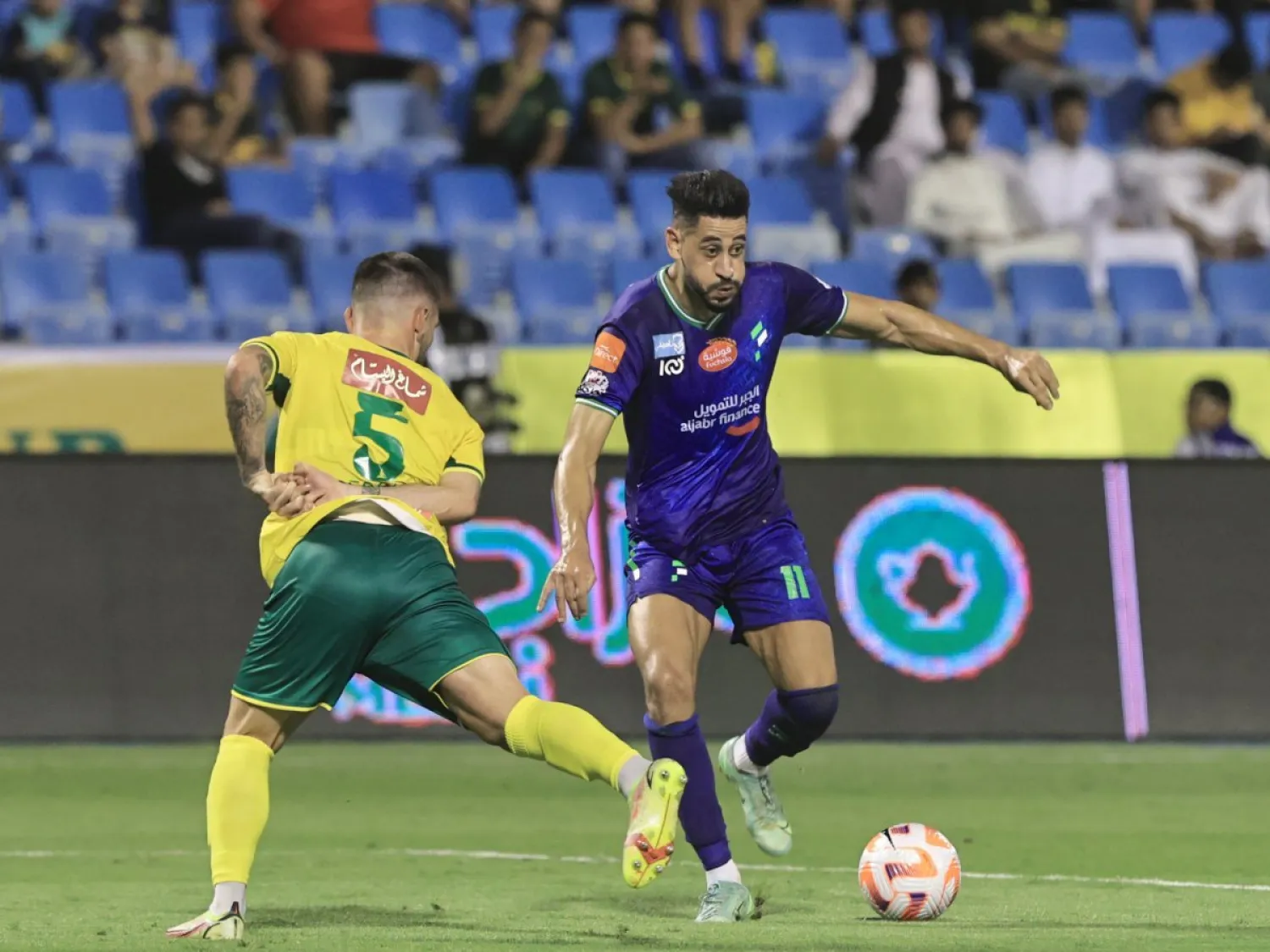 النجم المغربي مصدر قلق بالنسبة لمدافعي الفرق الأخرى (تصوير: عيسى الدبيسي)