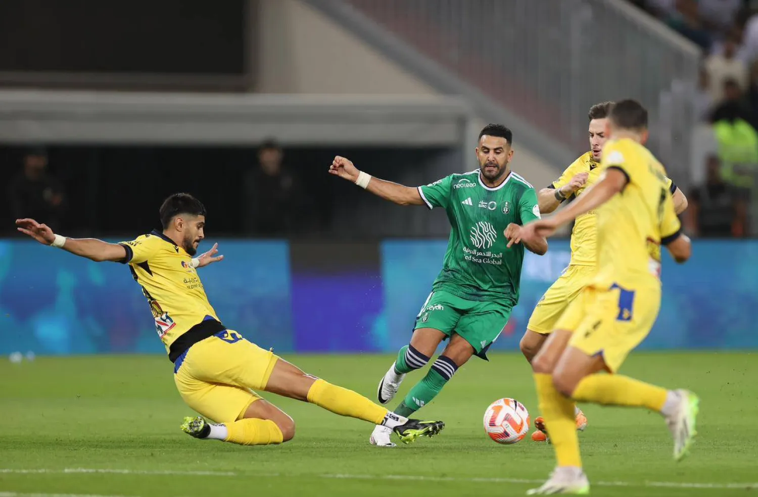 محرز يقود هجمه أهلاوية وسط مضايقة تعاونية (تصوير: عدنان مهدلي)