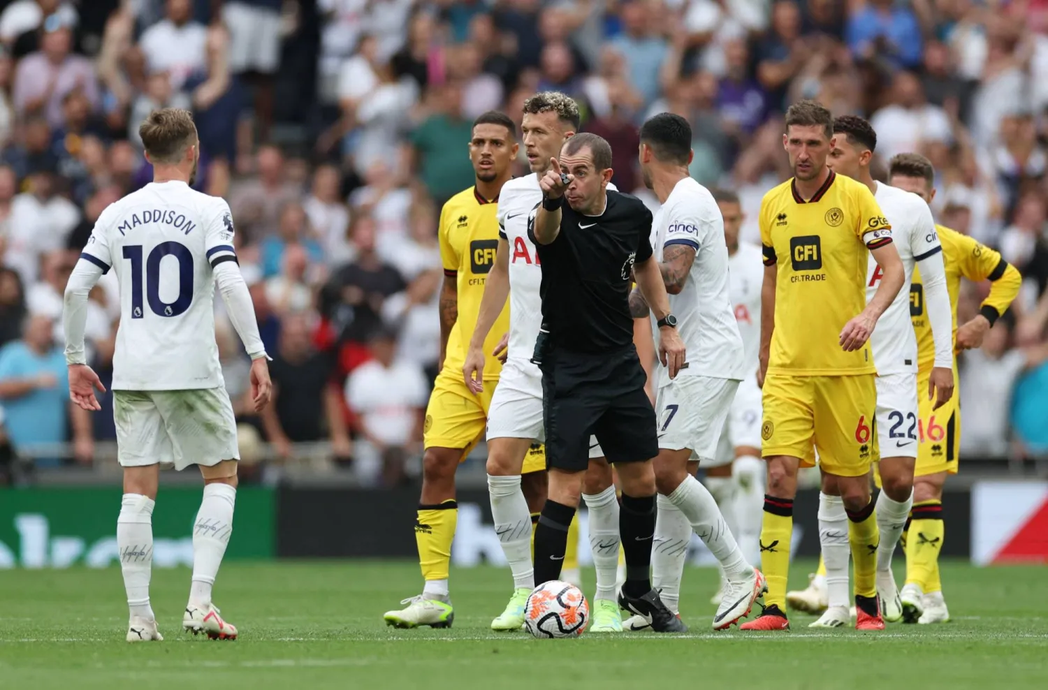 مدرب شيفيلد: حكام مباراة توتنهام لا يعرفون اللعبة!