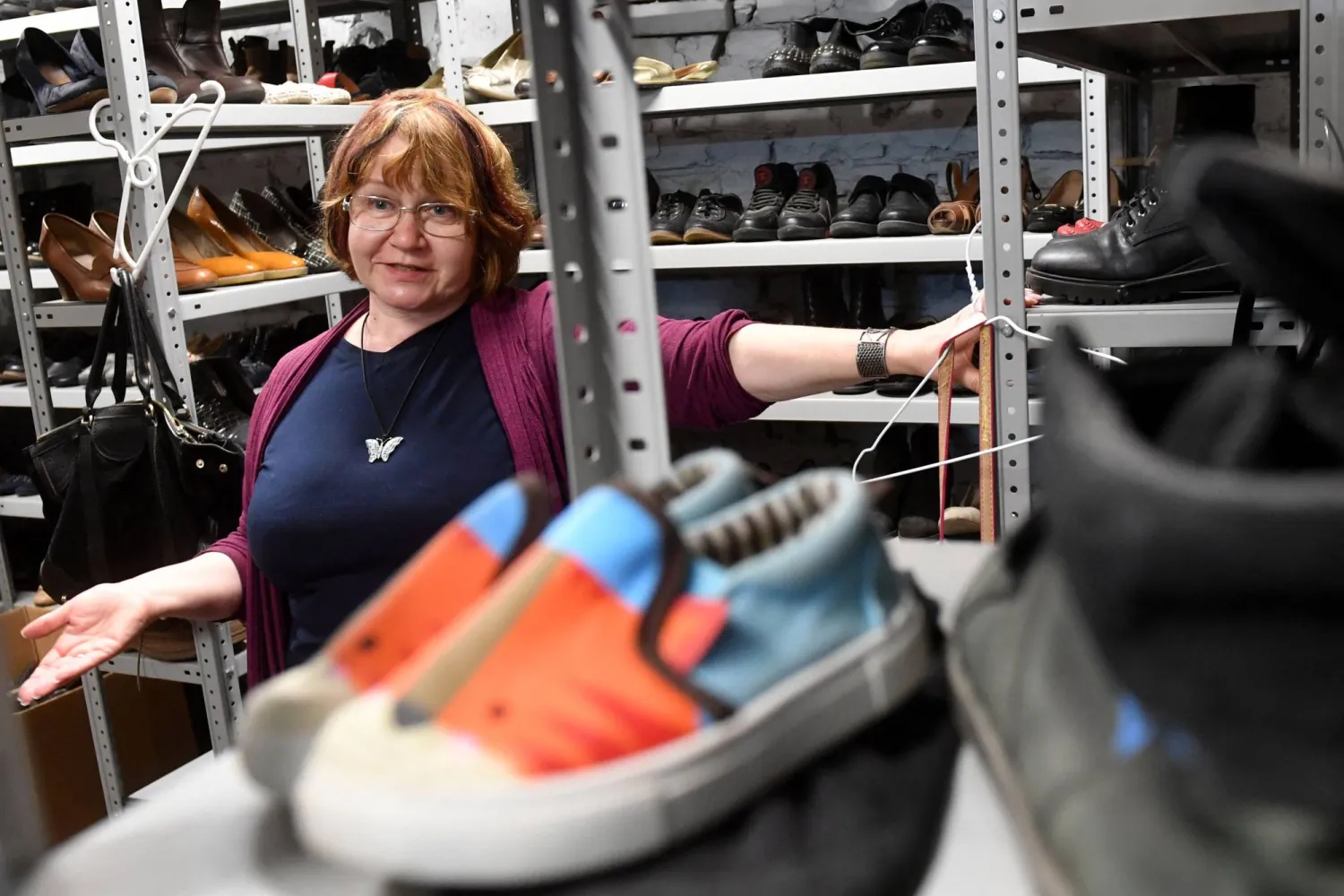 المتطوعة أرتيومينكو داخل مركز «غومسكلاد» الذي يعنى بتقديم المساعدات للاجئين الأوكرانيين في سان بطرسبورغ (أ.ف.ب)