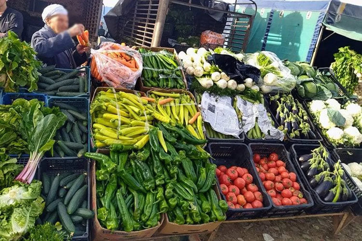 أحد باعة الخضراوات في سوق بالجزائر (أرشيفية - مواقع محلية)