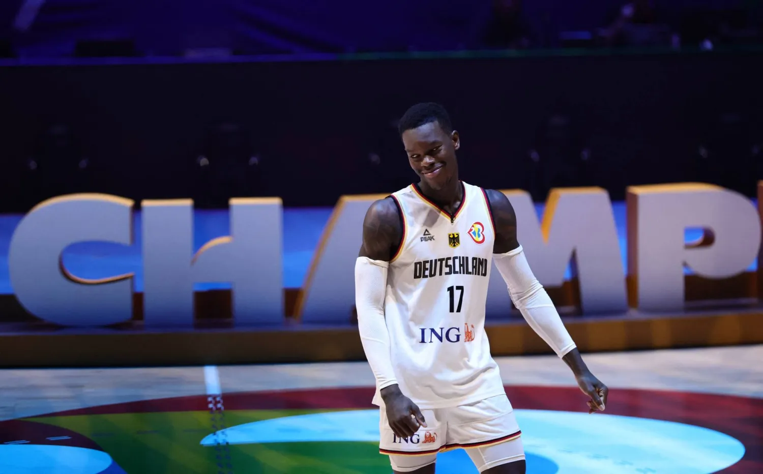 دينيس شرودر قائد المنتخب الألماني لكرة السلة (رويترز)