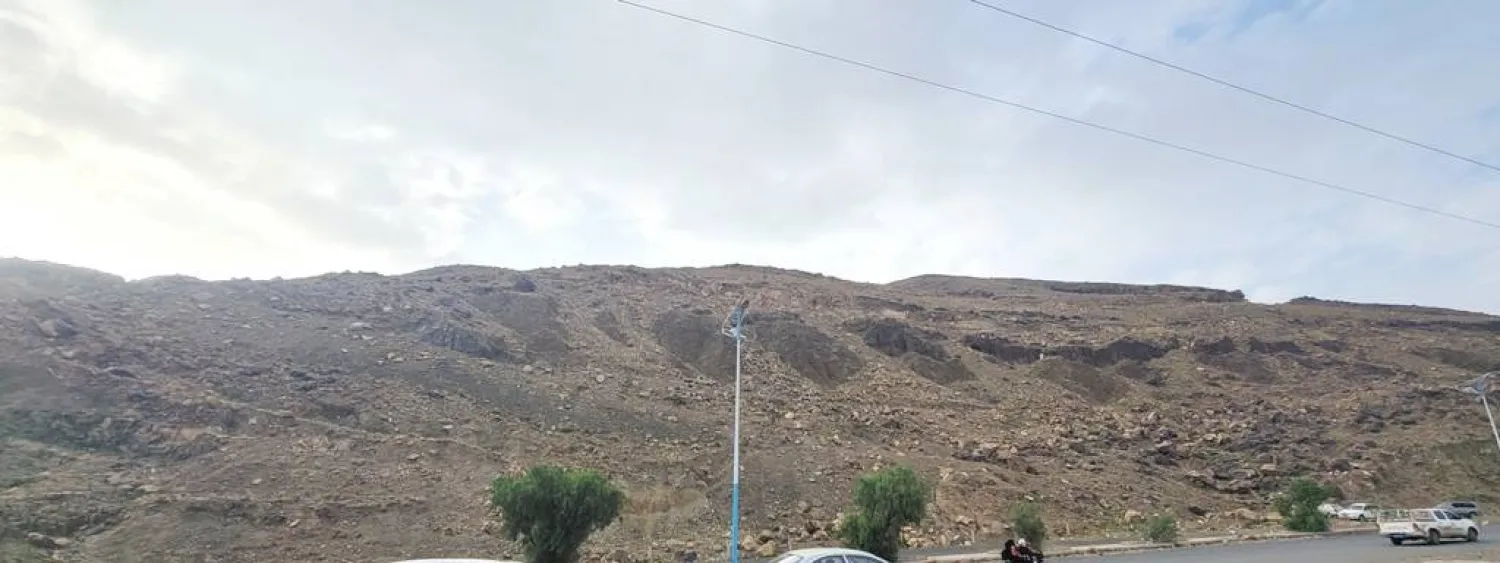 منظر عام لمرتفع استولى عليه الحوثيون في صنعاء (الشرق الأوسط)