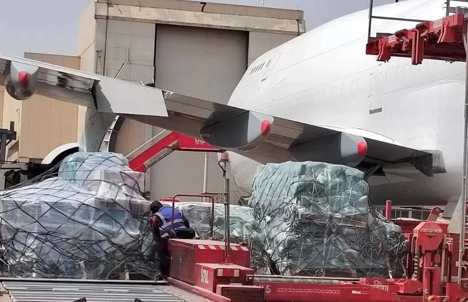 A second Saudi relief plane departed to Libya, carrying 40 tons of food assistance to be distributed to Libyans affected by the devastating floods. (SPA)