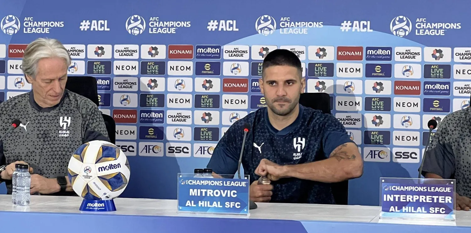 خيسوس مدرب الهلال وإلى جواره ميتروفيتش في المؤتمر الصحافي (الشرق الأوسط)