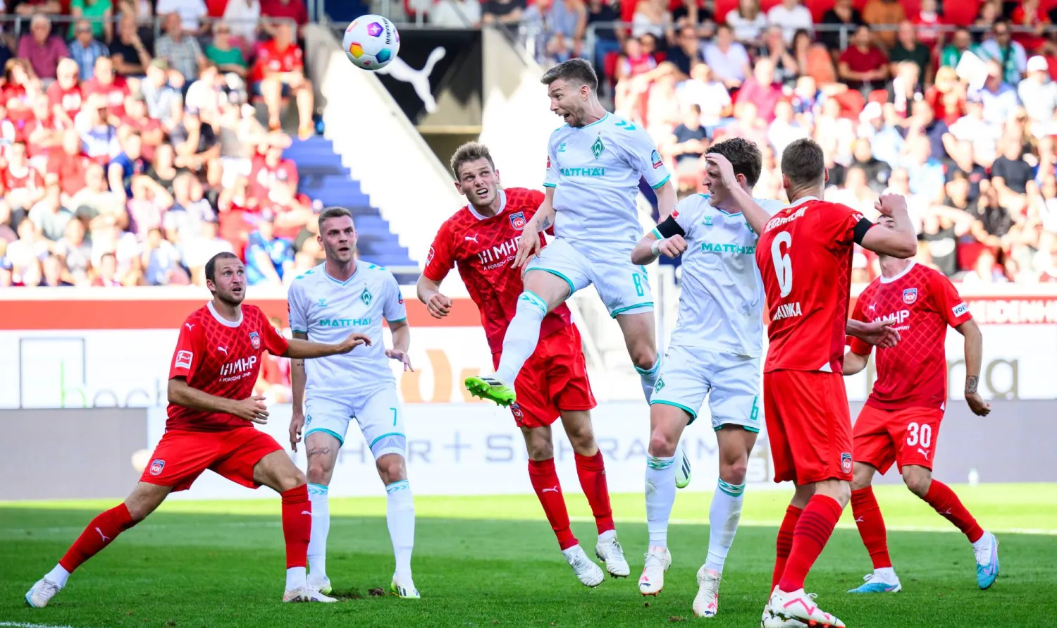 جانب من مواجهة فريقيْ «هايدنهايم» و«فيردر بريمن» (د.ب.أ)