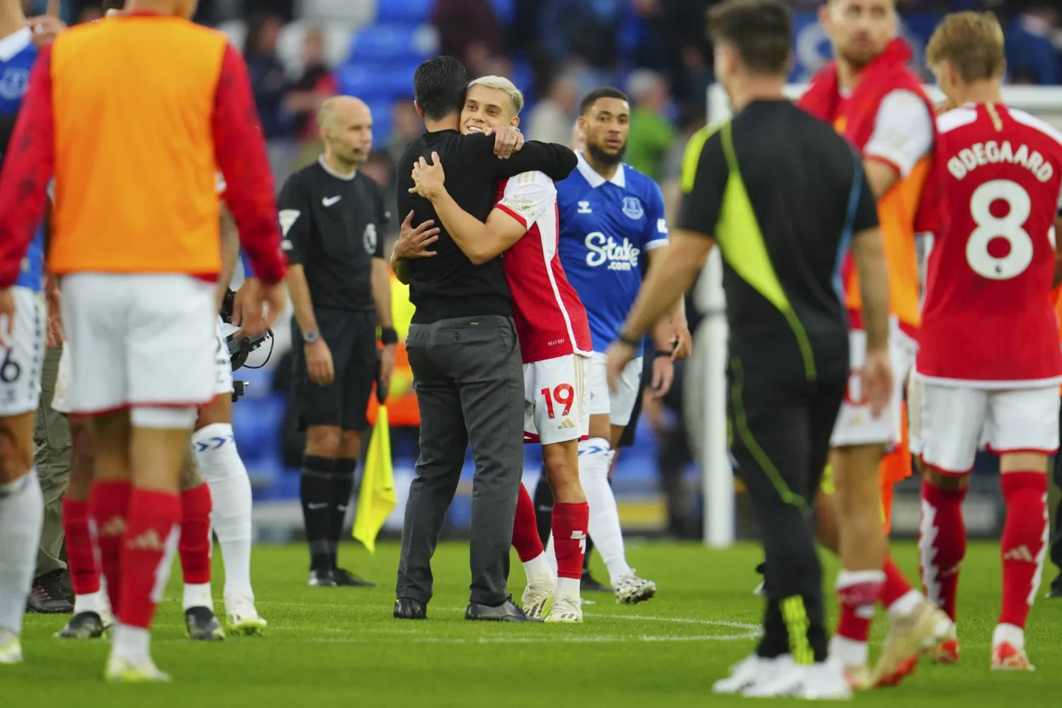 لاعبو أرسنال يحتفلون بالفوز على إيفرتون (أ.ب)