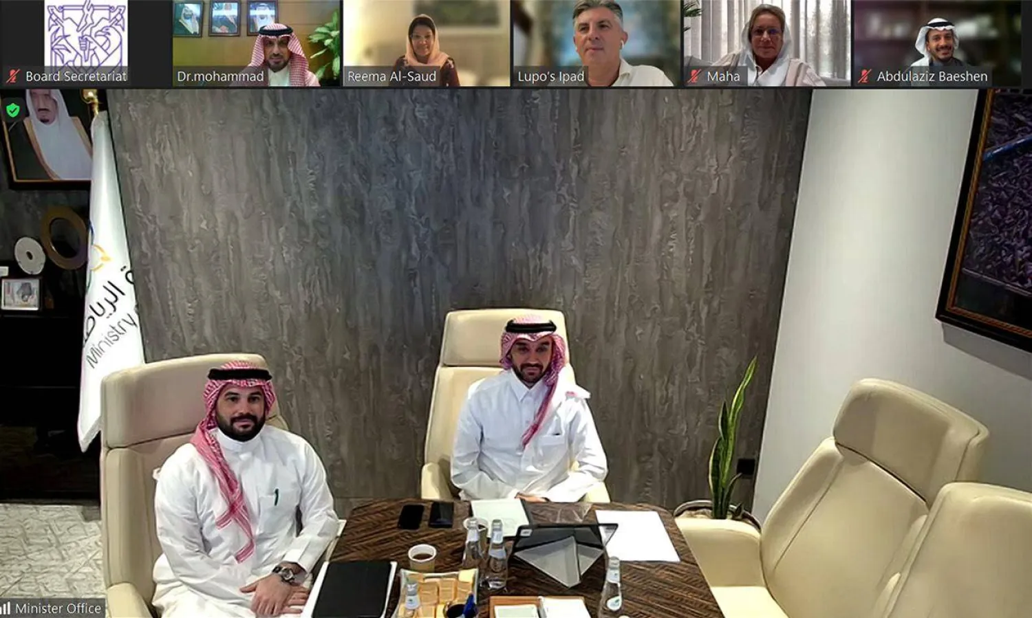 الأمير عبد العزيز بن تركي مترئساً الاجتماع الذي عقد «عن بعد» بحضور أعضاء المجلس وعبد الله حماد (الشرق الأوسط)