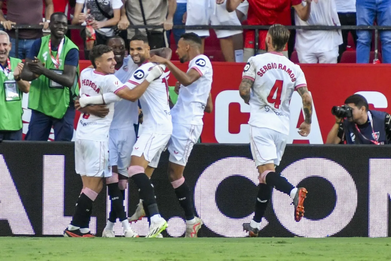 راموس يتجه للاحتفال مع بهدف لوكيباكيو في شباك لاس بالماس في الدوري الإسباني (إ.ب.أ)