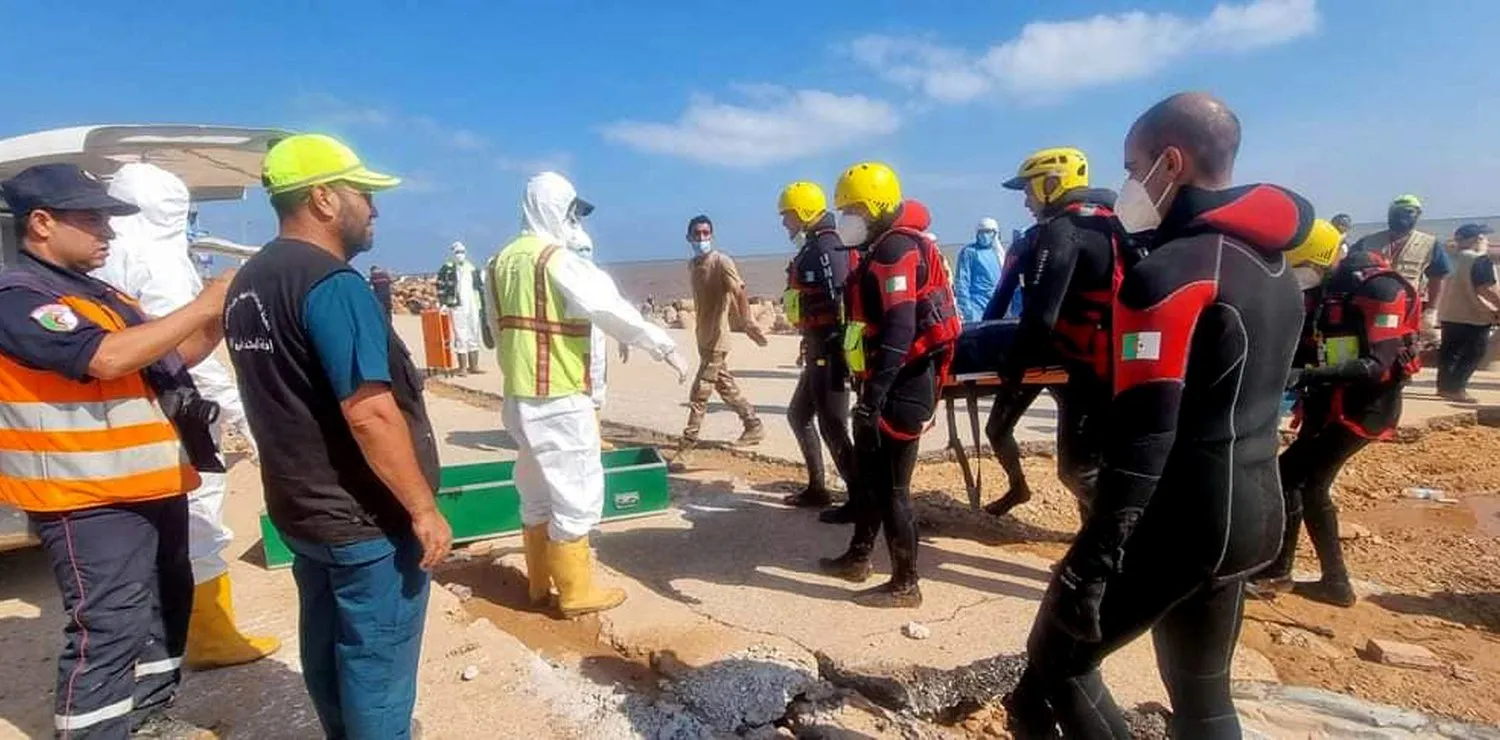Libya Ambulans ve Acil Servis ekibi denizdeki cesetleri çıkarma sürecini sürdürüyor.
