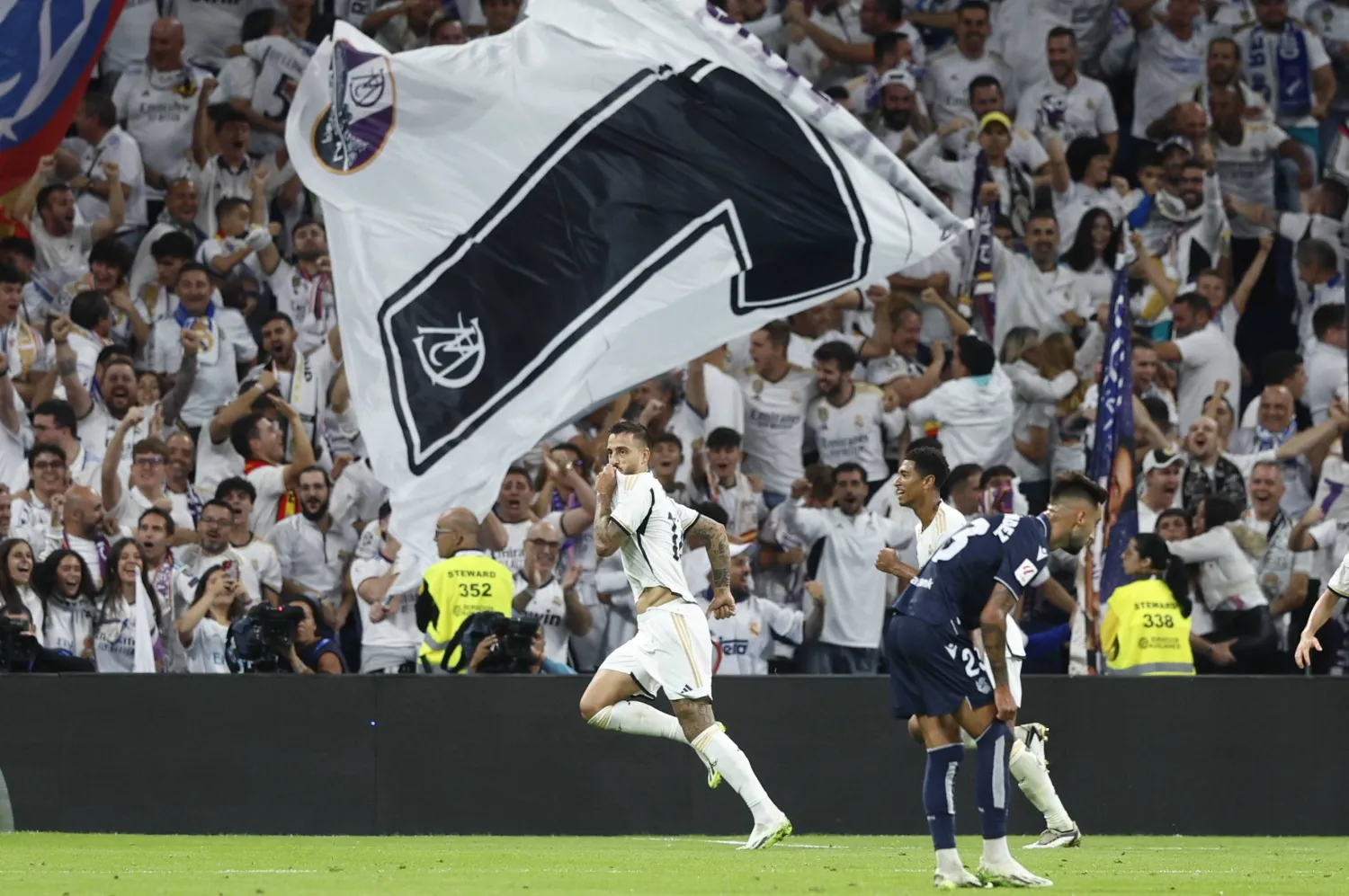 لاعبو ريال مدريد يحتفلون مع جماهيرهم (إ.ب.أ)