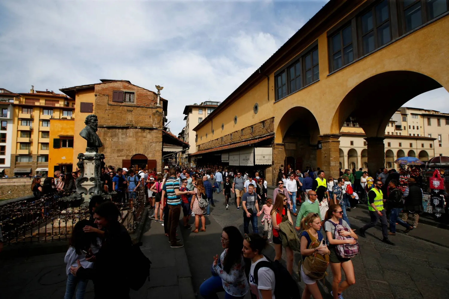 سائحون يتجولون في مدينة فلورنسا بوسط إيطاليا (أرشيفية - رويترز)