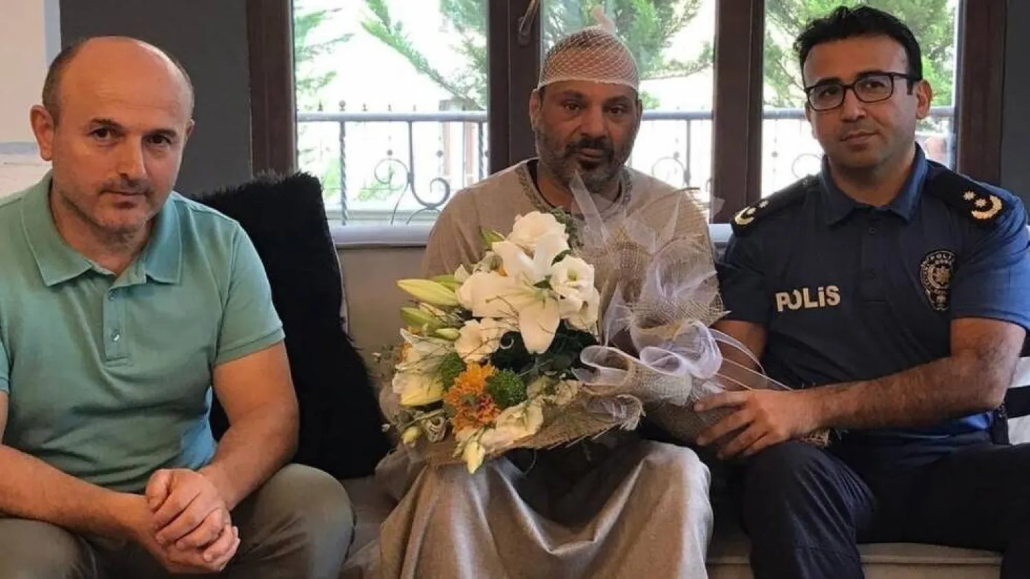 السائح الكويتي بصحبة الأمن التركي (وسائل إعلام تركية)