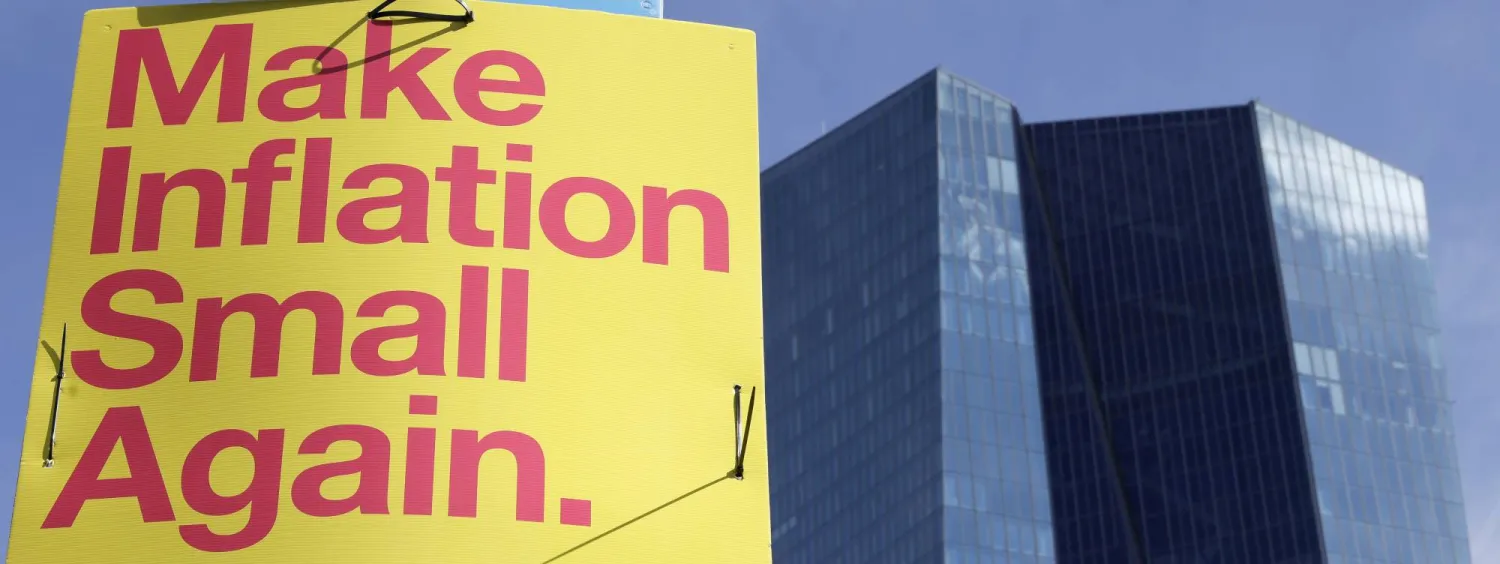 لافتة معلقة أمام مقر البنك المركزي الأوروبي في مدينة فرنكفورت الألمانية تطالب بإعادة التضخم إلى مستويات منخفضة (إ.ب.أ)