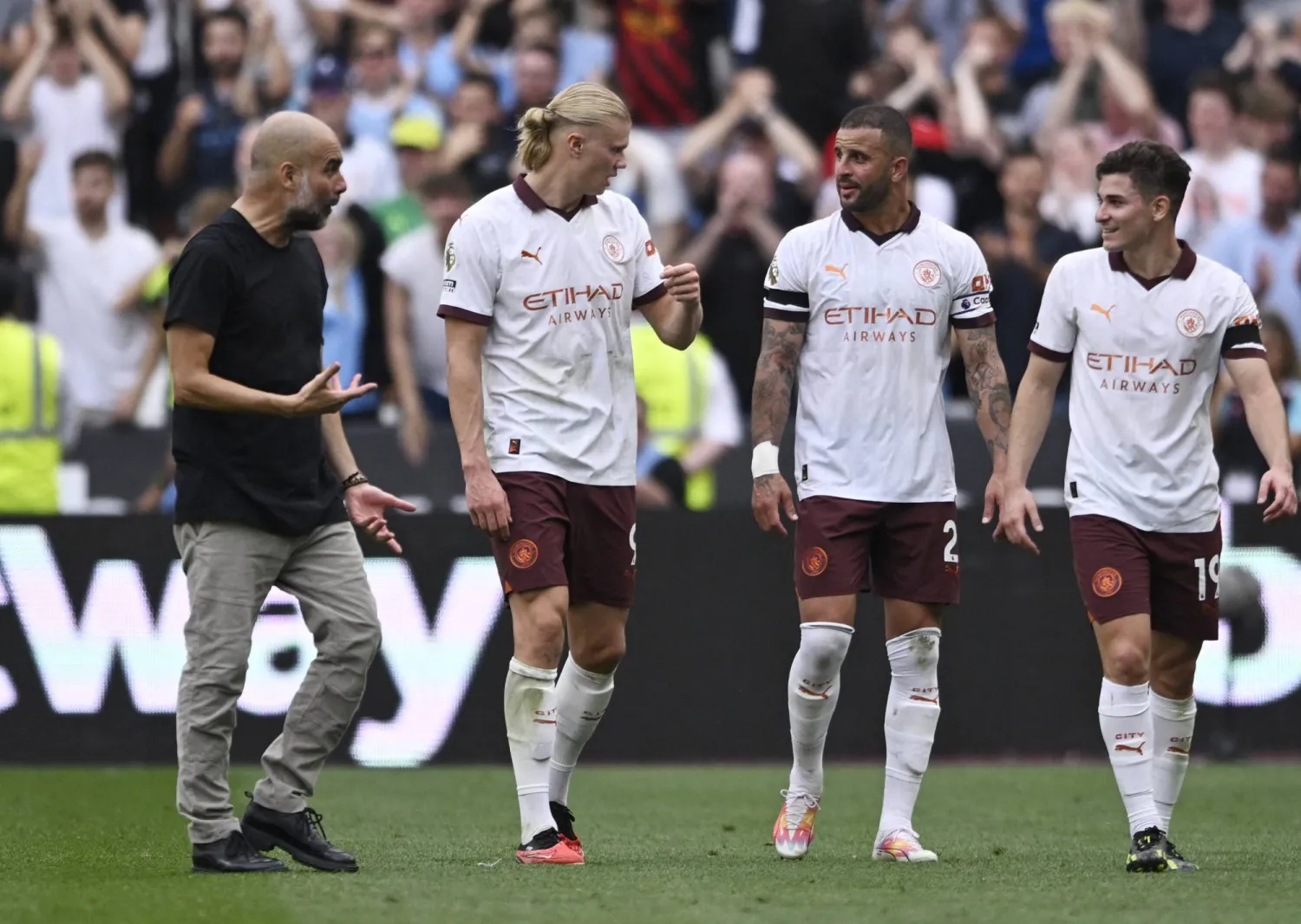 غوارديولا مع لاعبي مانشستر سيتي (رويترز)