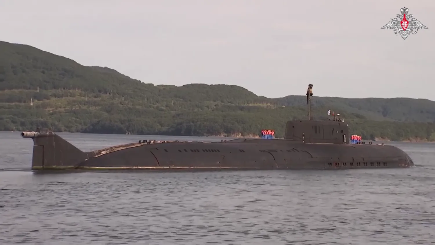 غواصة تشارك في المناورات الروسية بالبحر الشمالي (وزارة الدفاع الروسية على تلغرام)