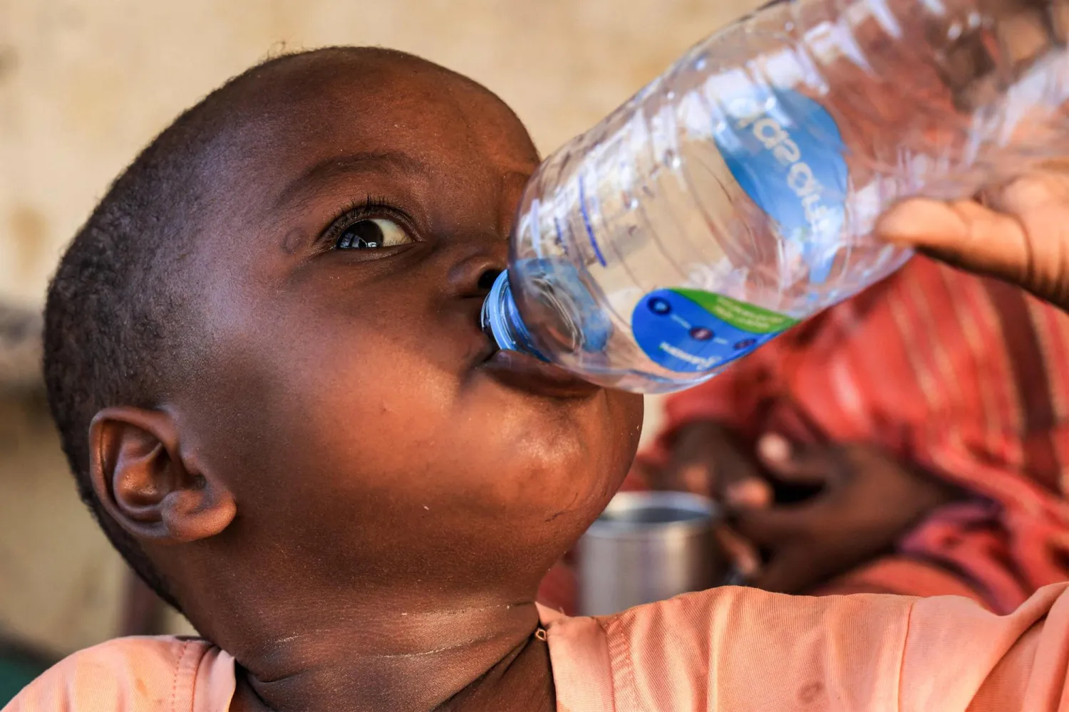 طفل سوداني فرّ من الحرب إلى وادي حلفا على الحدود بين السودان ومصر (أ.ف.ب)
