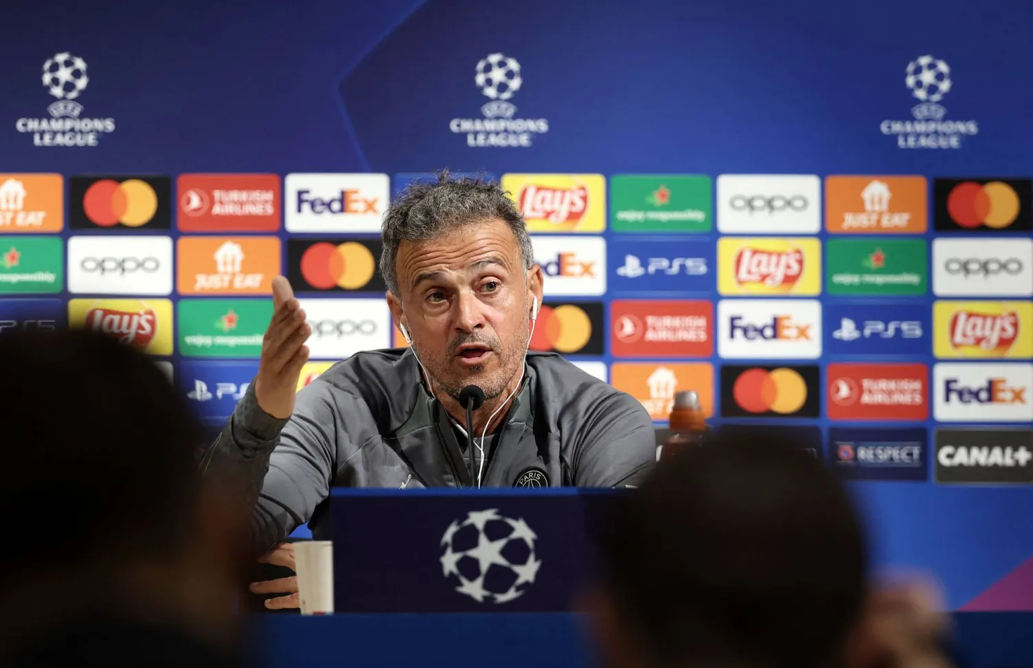 إنريكي مدرب باريس سان جيرمان يتحدث للصحافيين (أ.ف.ب)