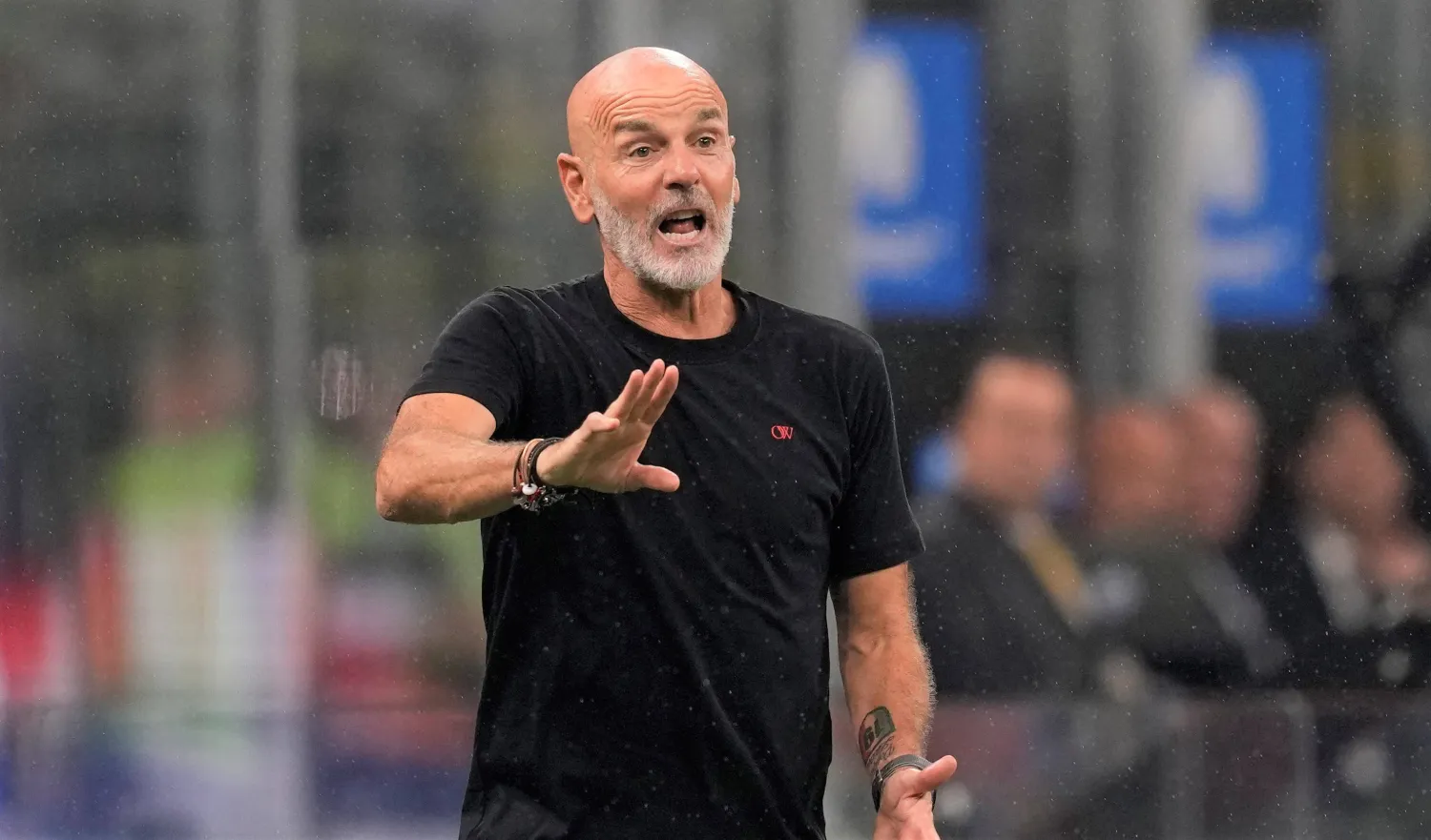 بيولي مدرب ميلان خلال مواجهة فريقه أمام الإنتر (أ.ب)