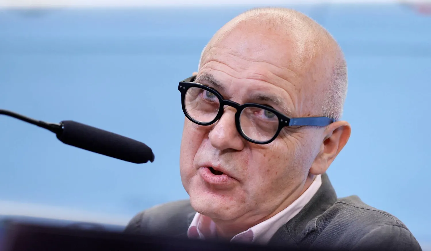 نيوندورف رئيس الاتحاد الألماني متحدثاً خلال المؤتمر الصحافي (إ.ب.أ)