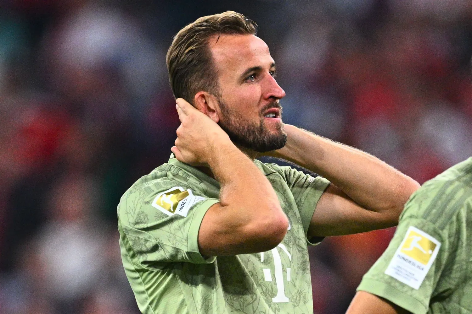 رد فعل هاري كين خلال مباراة فريقه أمام باير ليفركوزن في الدوري الألماني (د.ب.أ)