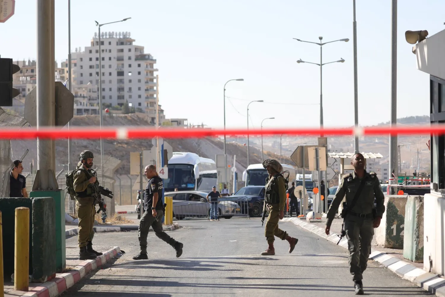 قوات أمن إسرائيلية في موقع هجوم طعن عند حاجز يربط الضفة الغربية بجنوب مدينة القدس اليوم (إ.ب.أ)