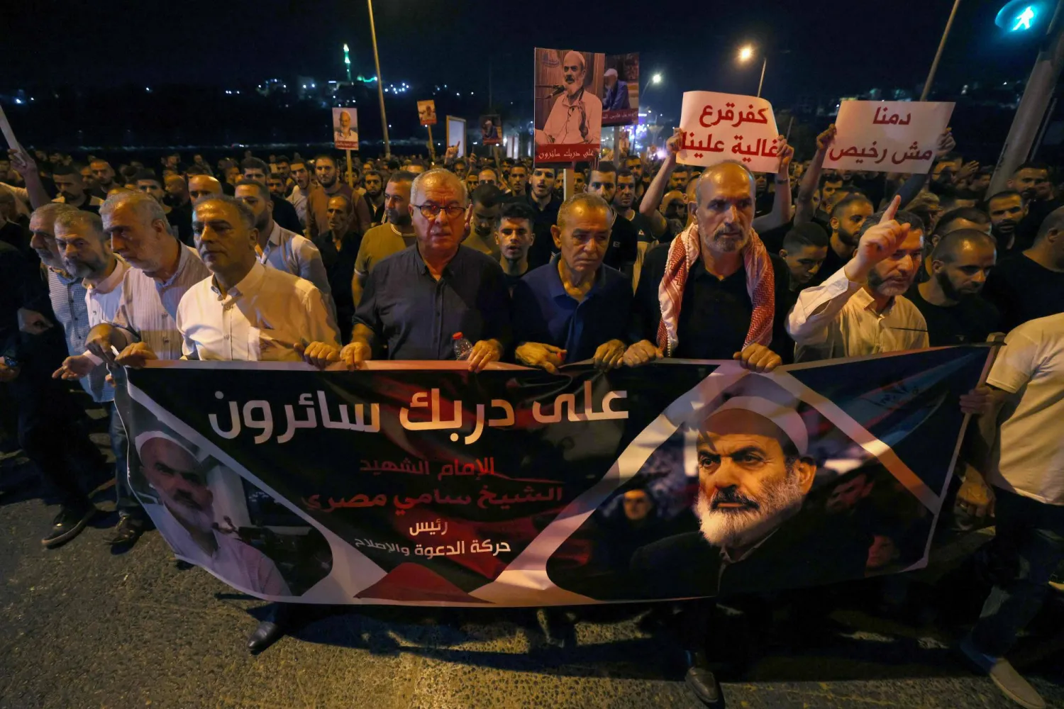 مشاركون في جنازة رجل من عرب إسرائيل يوم 3 سبتمبر الحالي في قرية كفر قارة (أ.ف.ب)