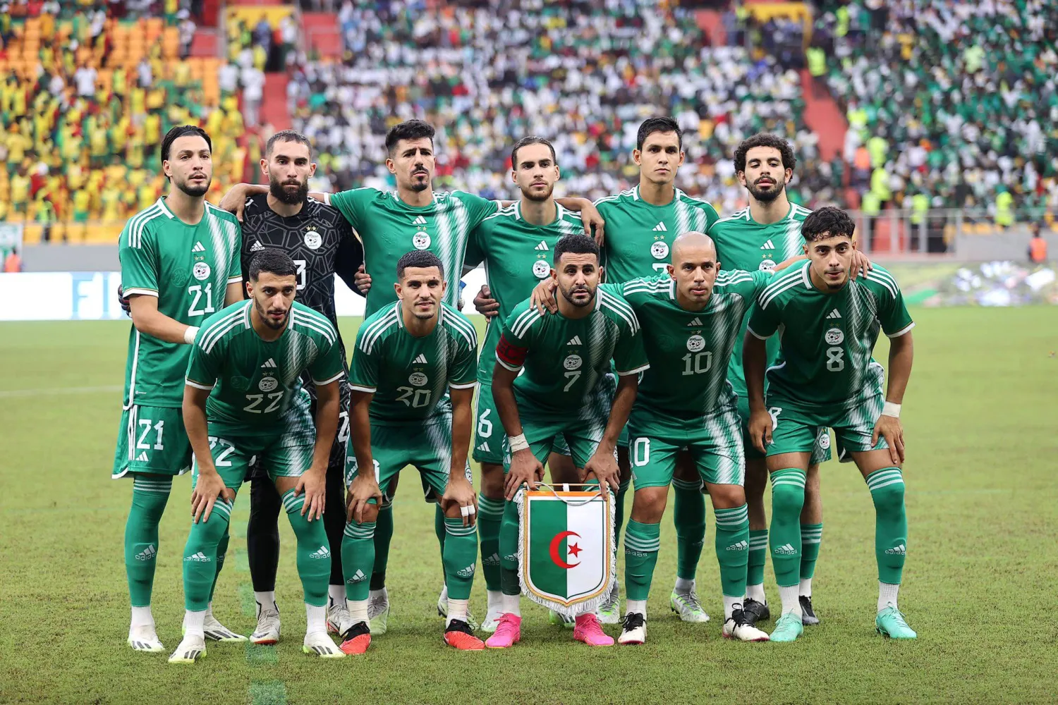 لقطة جماعية لمنتخب الجزائر (الشرق الأوسط)