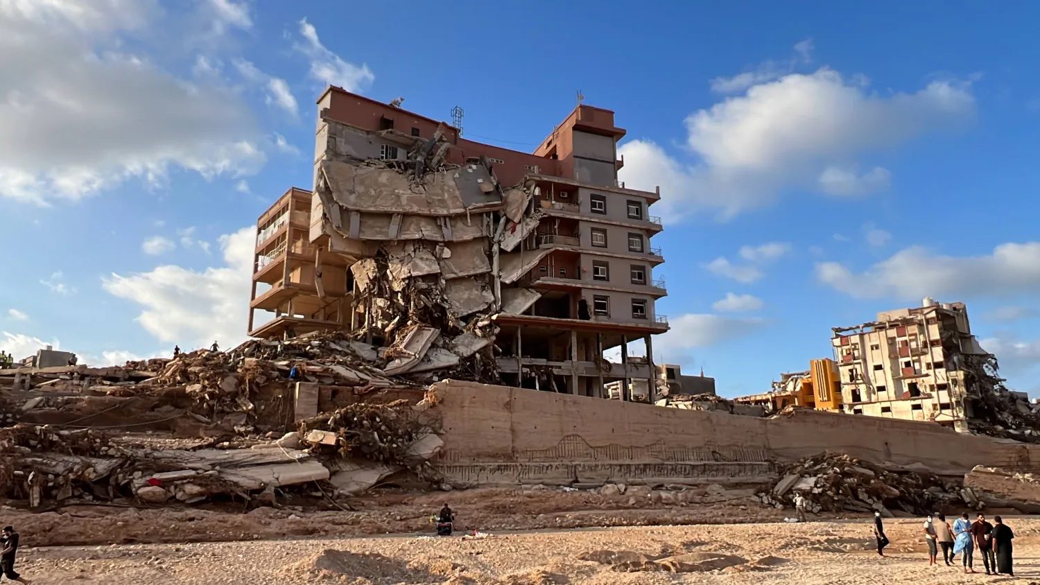 مبنى متضرر جراء الإعصار «دانيال» في مدينة درنة (إ.ب.أ)