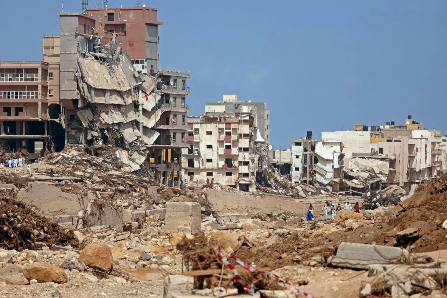 أبنية متضررة جراء الفيضانات في مدينة درنة (أ.ف.ب)