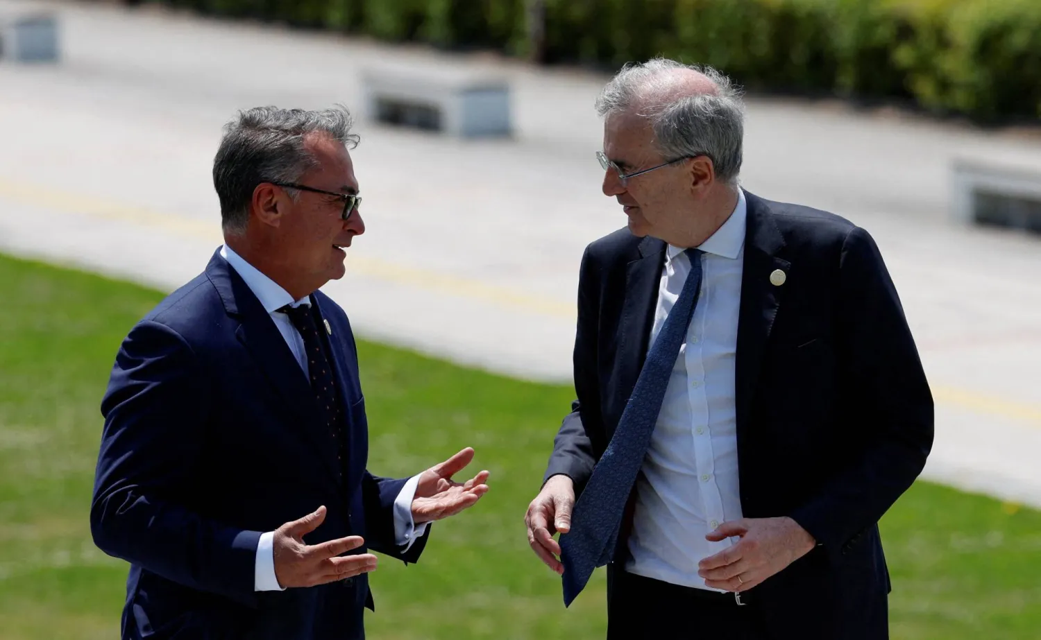 محافظا «المصرف المركزي الفرنسي» (يمين الصورة) و«الألماني» خلال مشاركتهما في اجتماعات مجموعة السبع (رويترز)