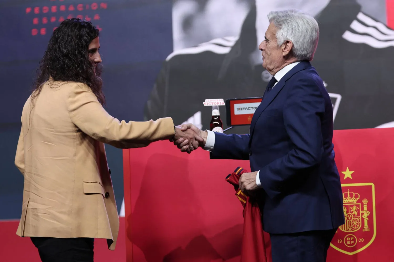 تومي خلال تقديمها مدربة للمنتخب (أ.ف.ب)