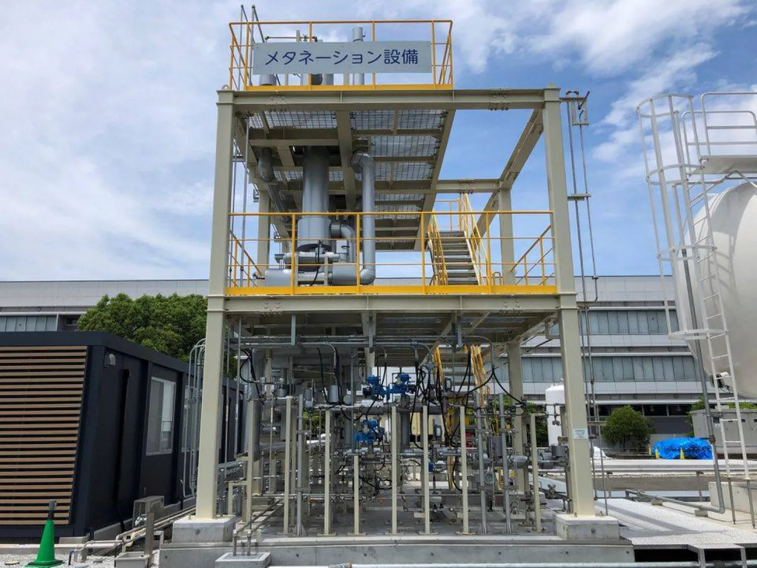 محطة للغاز في مدينة يوكوهاما اليابانية (رويترز)