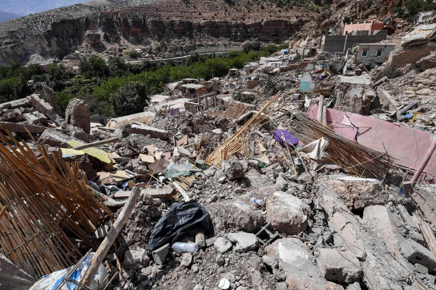 منازل تهدمت في بلدة «أفلا إيغير»... (أ.ف.ب)