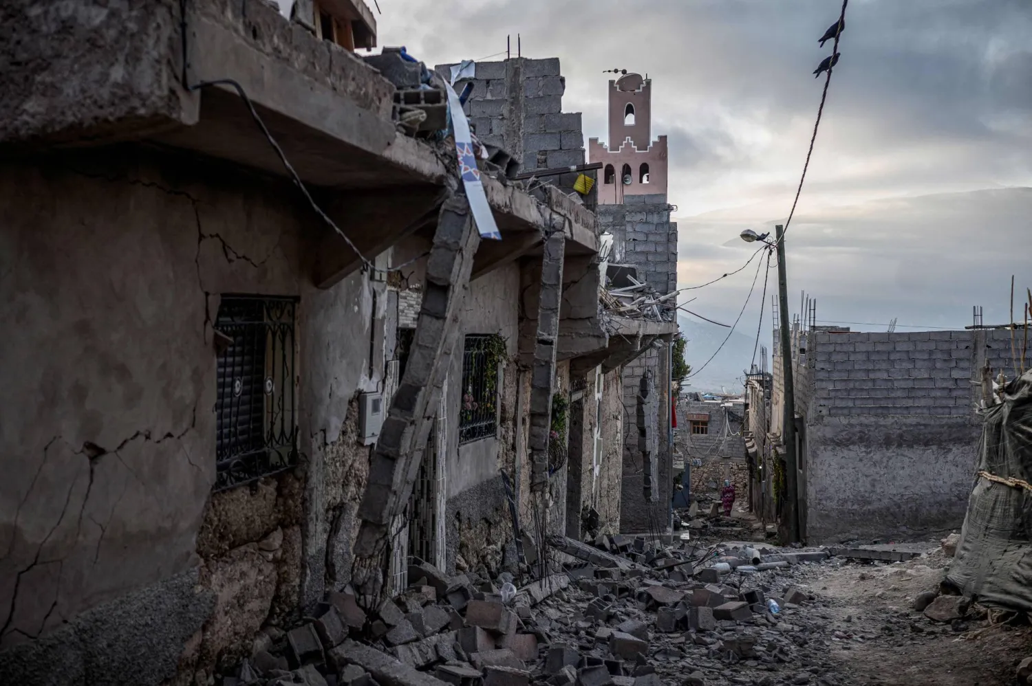 شوارع دمرت بالكامل جراء الزلزال في الحوز (أ.ف.ب)