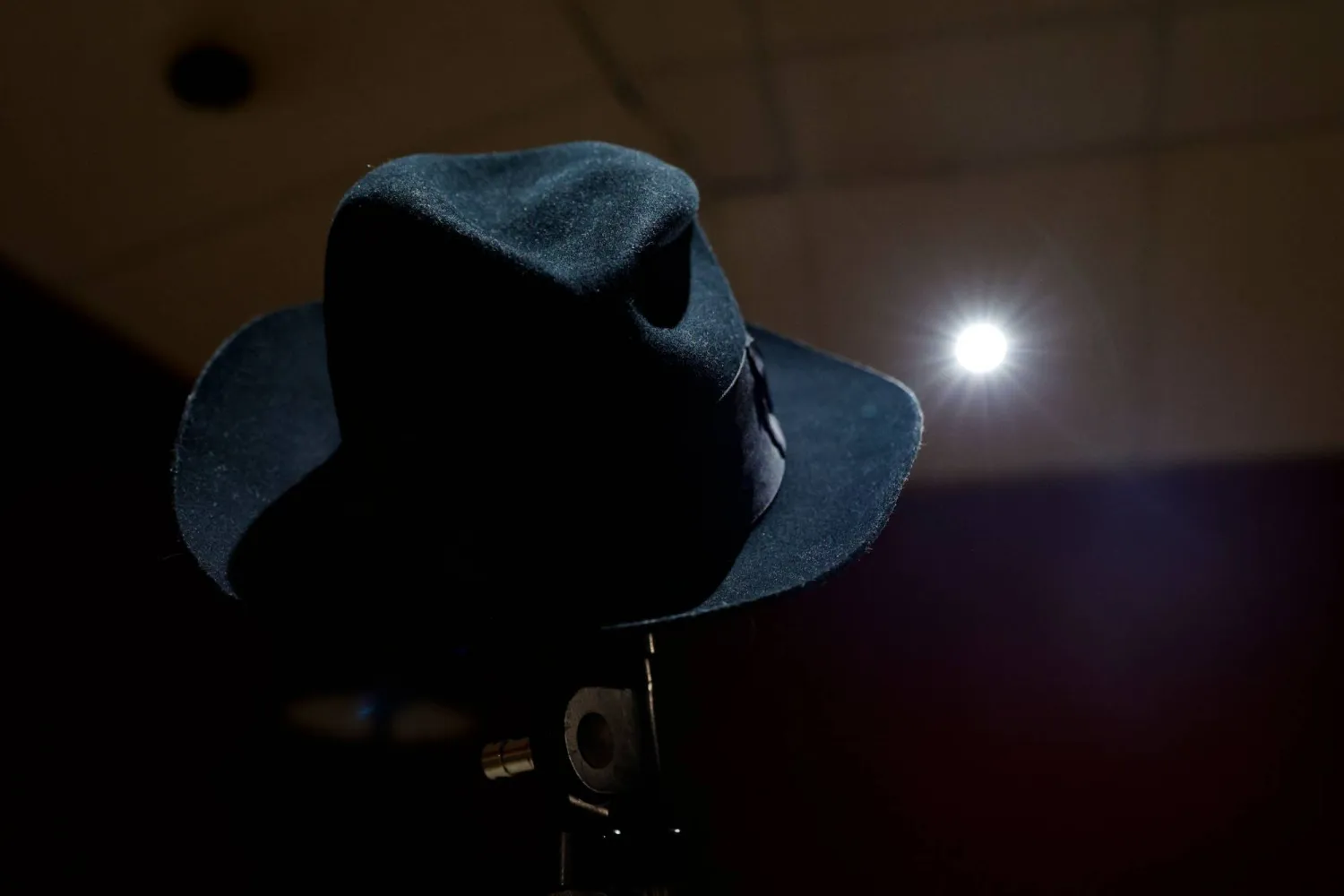 قبعة مايكل جاكسون التي أدى بها رقصة «مونواك»