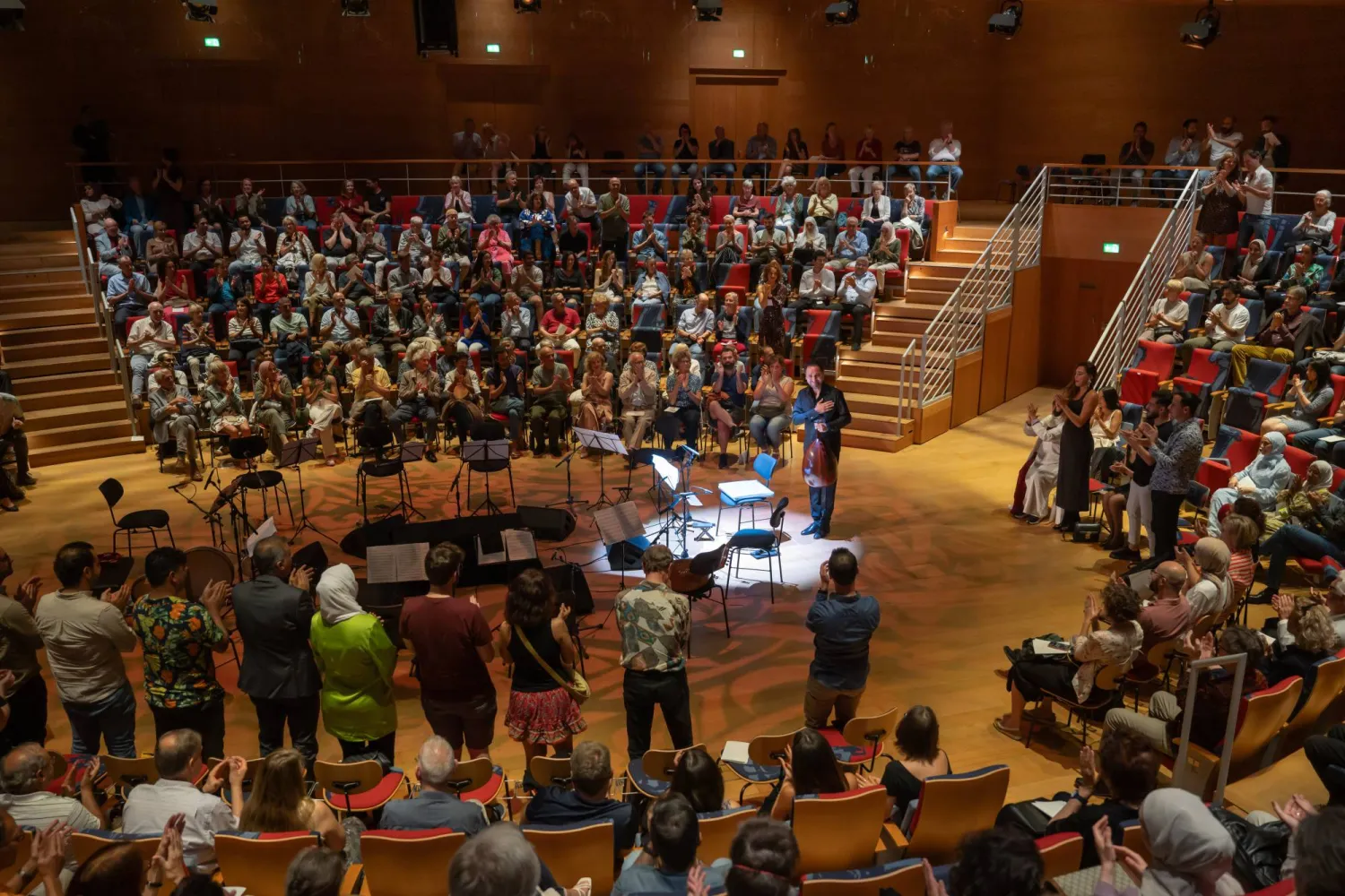 أنغام العود صدحت لتعانق النغم المتصاعد من الساكسفون والآلات الموسيقية الوترية (بيتر أداميك)